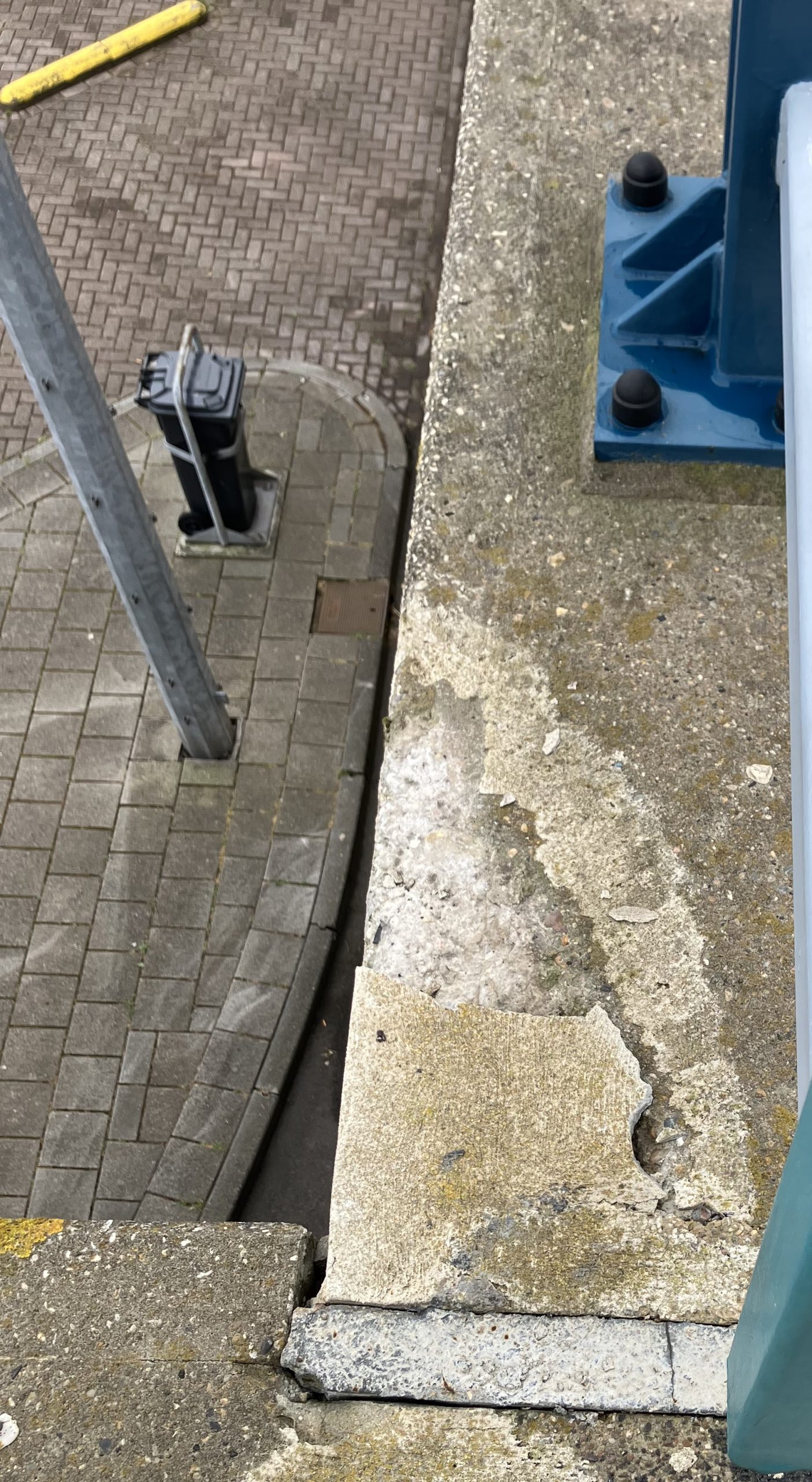 Rijkswaterstaat plaatst netten tegen vallende brokjes beton in veerhavens Texel en Den Helder