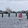 Overstroming in de haven van Oudeschild: water op de kade